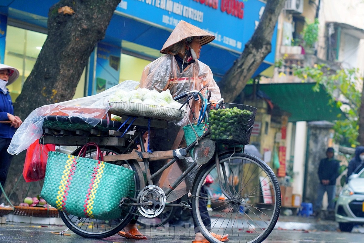 Người lao động co ro mưu sinh dưới mưa rét ở Hà Nội