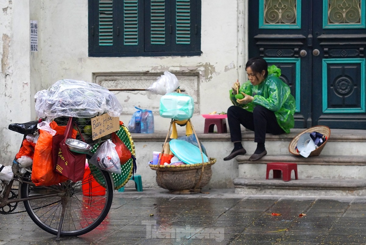 nguoi lao dong duong pho ha noi quay quat muu sinh duoi mua ret hinh anh 14