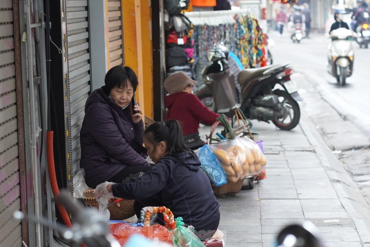 nguoi lao dong duong pho ha noi quay quat muu sinh duoi mua ret hinh anh 3