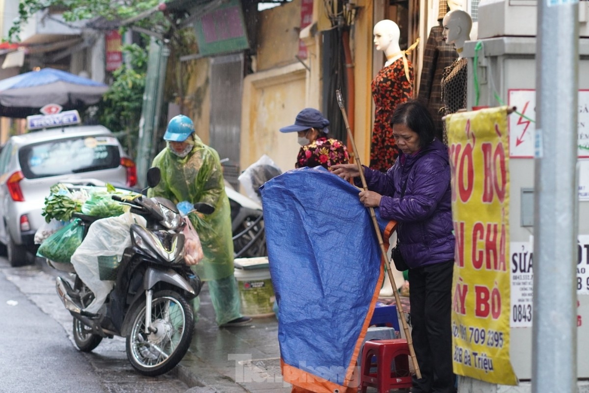 nguoi lao dong duong pho ha noi quay quat muu sinh duoi mua ret hinh anh 4