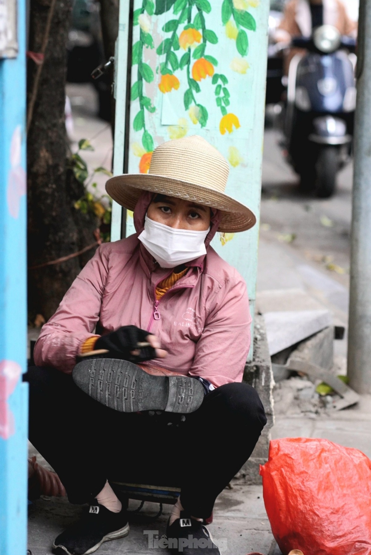 nguoi lao dong duong pho ha noi quay quat muu sinh duoi mua ret hinh anh 2