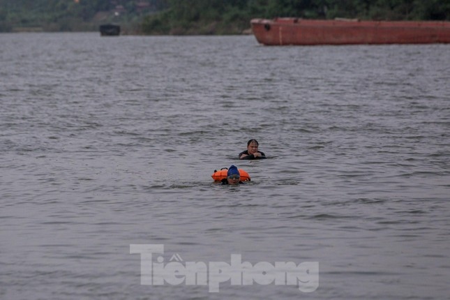 ha noi ret cam cam, nhieu nguoi van luyen cong tam song hong hinh anh 5