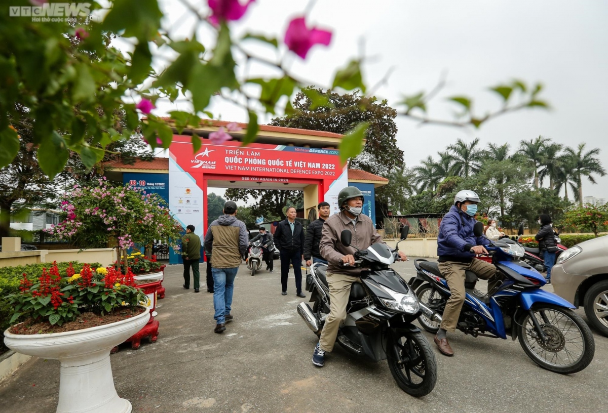 nguoi dan nuom nuop den chiem nguong dan vu khi tai trien lam quoc phong hinh anh 2