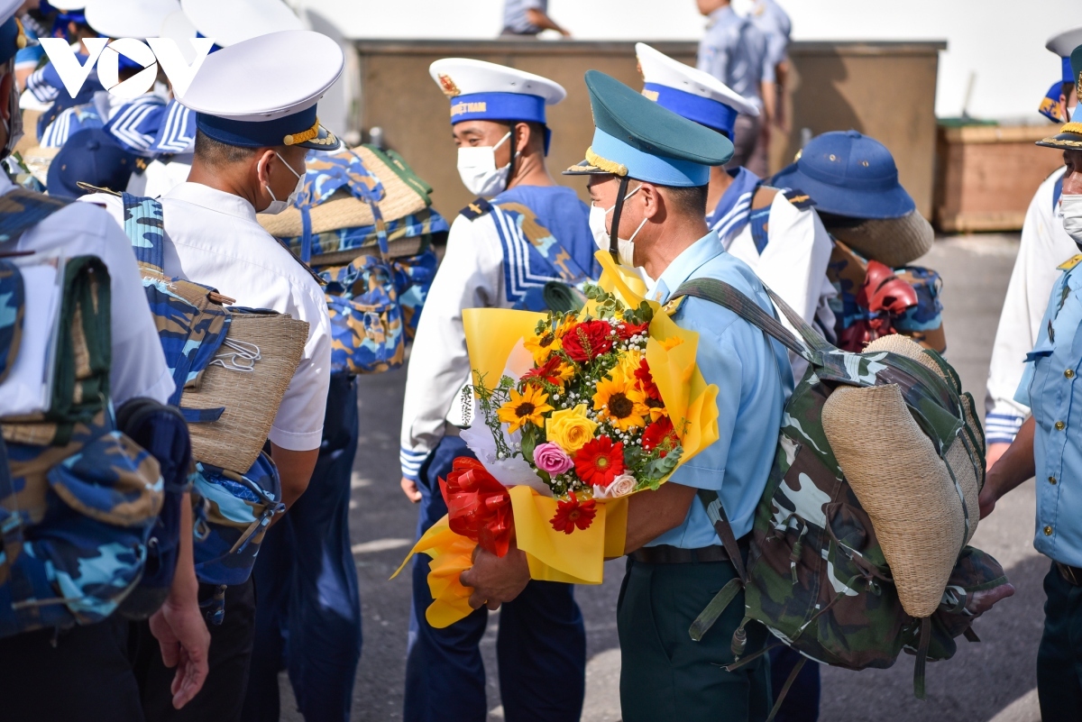 tet gifts delivered to truong sa soldiers picture 9