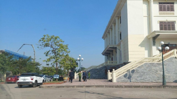 tuoi xang cham lua dot tai tru so toa an bac giang, nguoi dan ong bi bong nang hinh anh 1