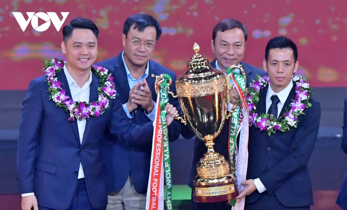 hanoi fc claim multiple prizes at v-league 1 awards picture 9