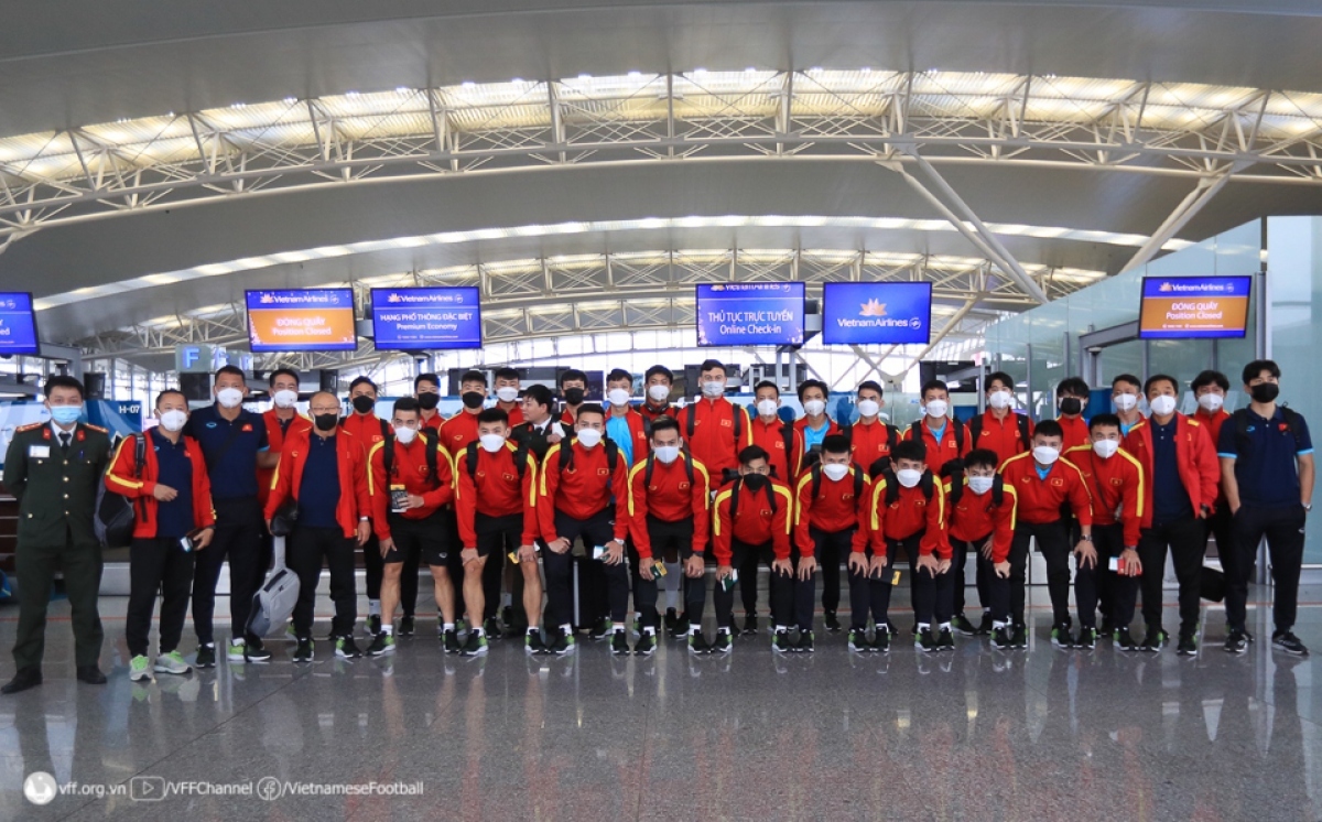 vietnamese players fly to vientiane for aff cup clash with lao opponents picture 1