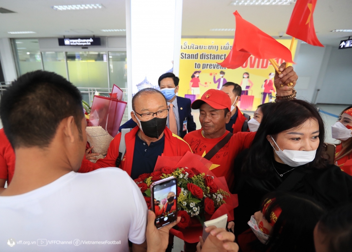 vietnamese players fly to vientiane for aff cup clash with lao opponents picture 10
