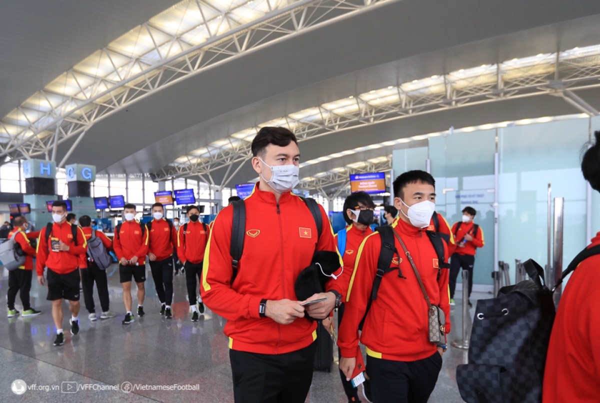 vietnamese players fly to vientiane for aff cup clash with lao opponents picture 2