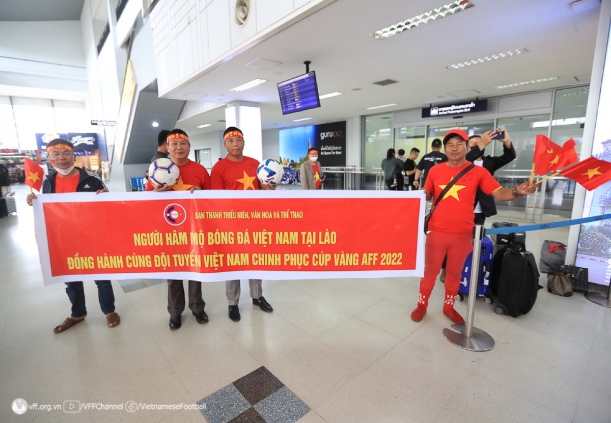 vietnamese players fly to vientiane for aff cup clash with lao opponents picture 3