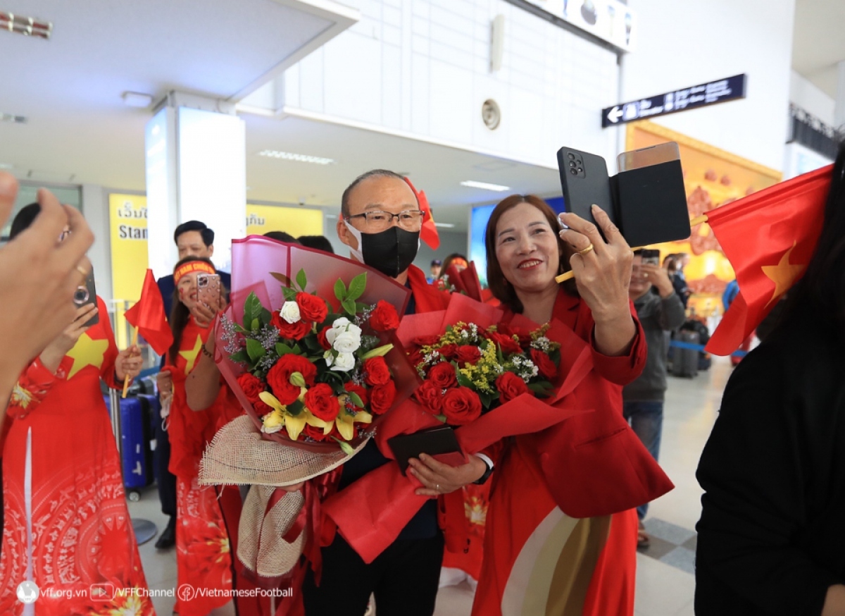 vietnamese players fly to vientiane for aff cup clash with lao opponents picture 4