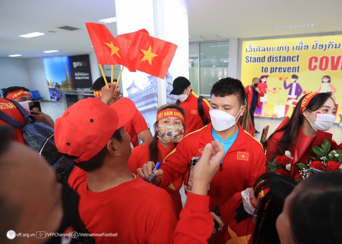 vietnamese players fly to vientiane for aff cup clash with lao opponents picture 5