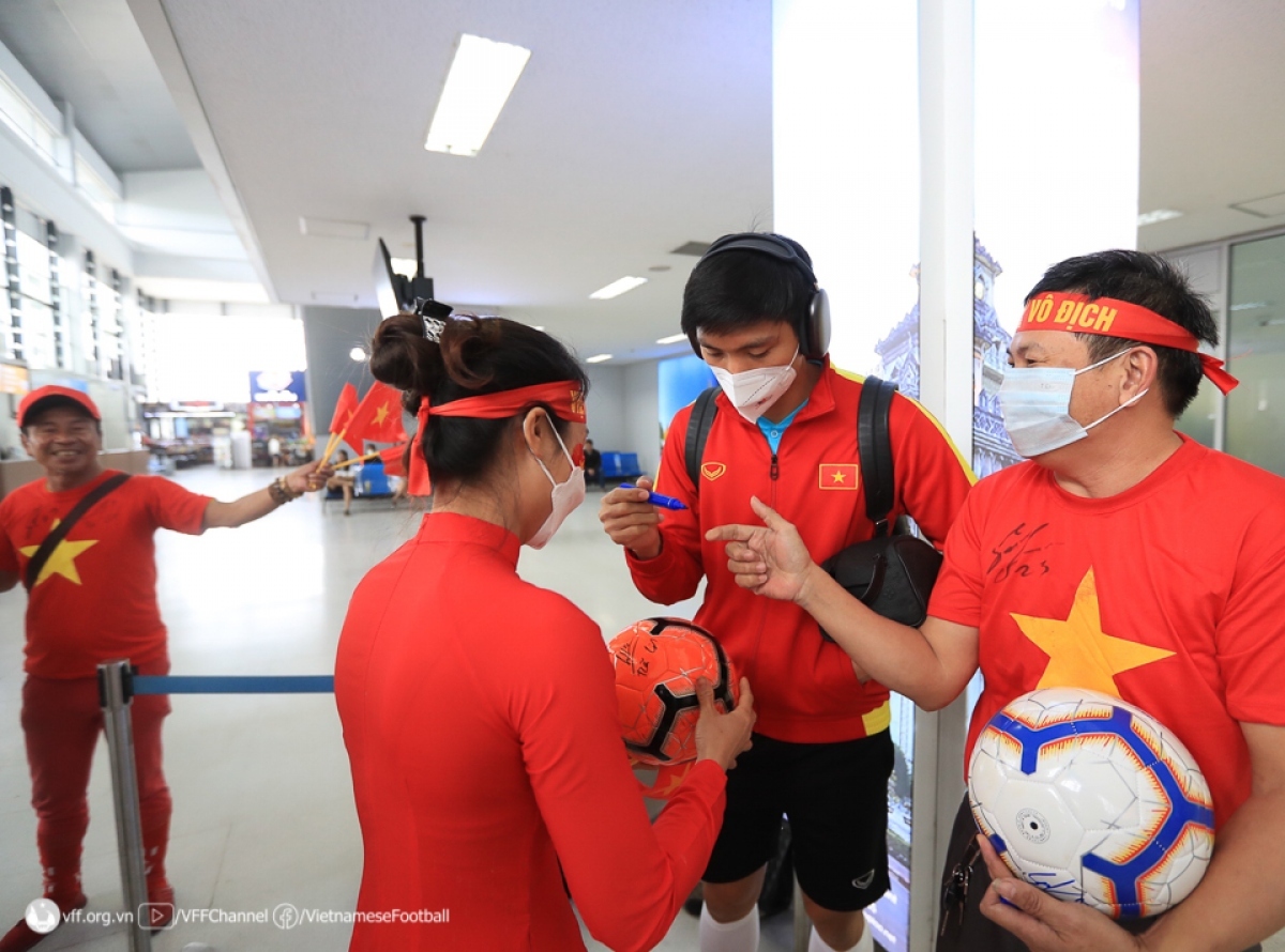 vietnamese players fly to vientiane for aff cup clash with lao opponents picture 6