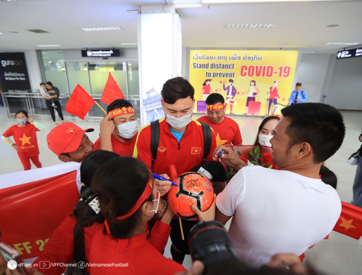 vietnamese players fly to vientiane for aff cup clash with lao opponents picture 7