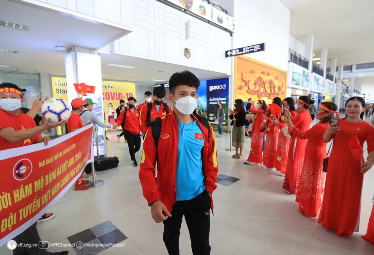 vietnamese players fly to vientiane for aff cup clash with lao opponents picture 9