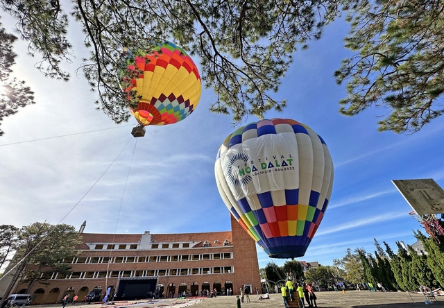 hot air balloons debut in skies above da lat city picture 1