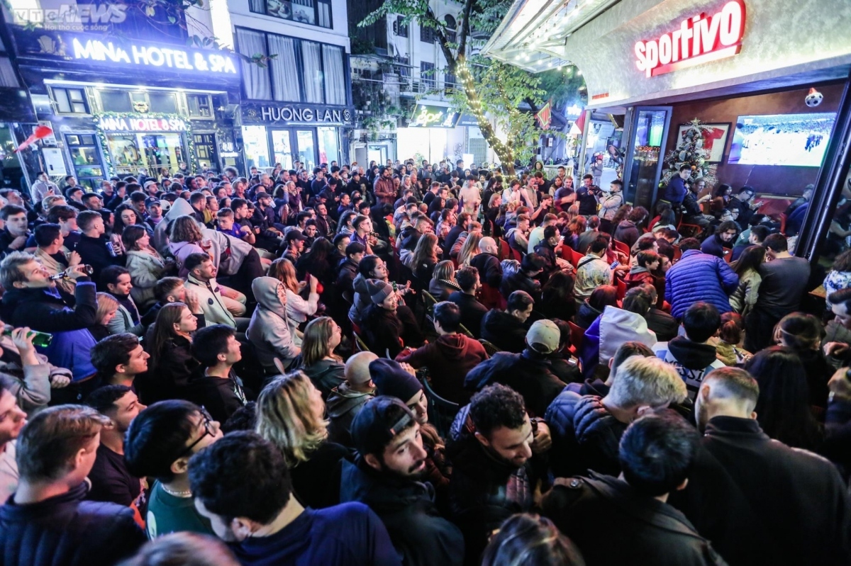 foreigners enjoy bustling atmosphere in hanoi s old quarter for world cup final picture 2