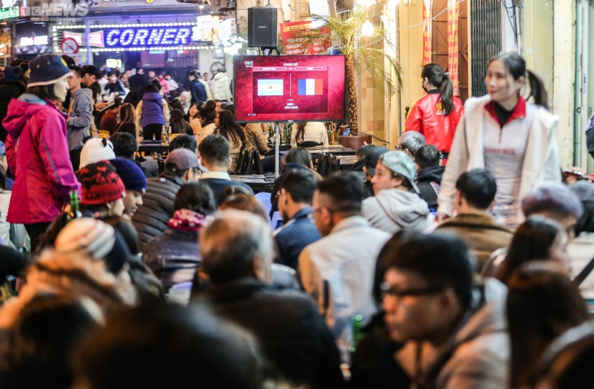 foreigners enjoy bustling atmosphere in hanoi s old quarter for world cup final picture 3