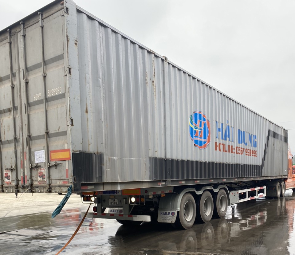 xe tai qua kho cho hang trong thung tu che gia container nao loan vung bien hinh anh 4