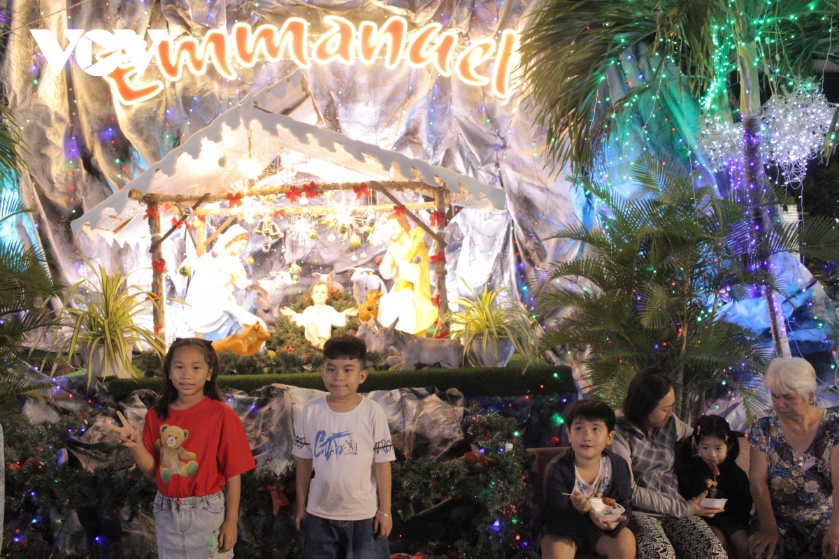 ho chi minh city glowing with christmas atmosphere picture 5