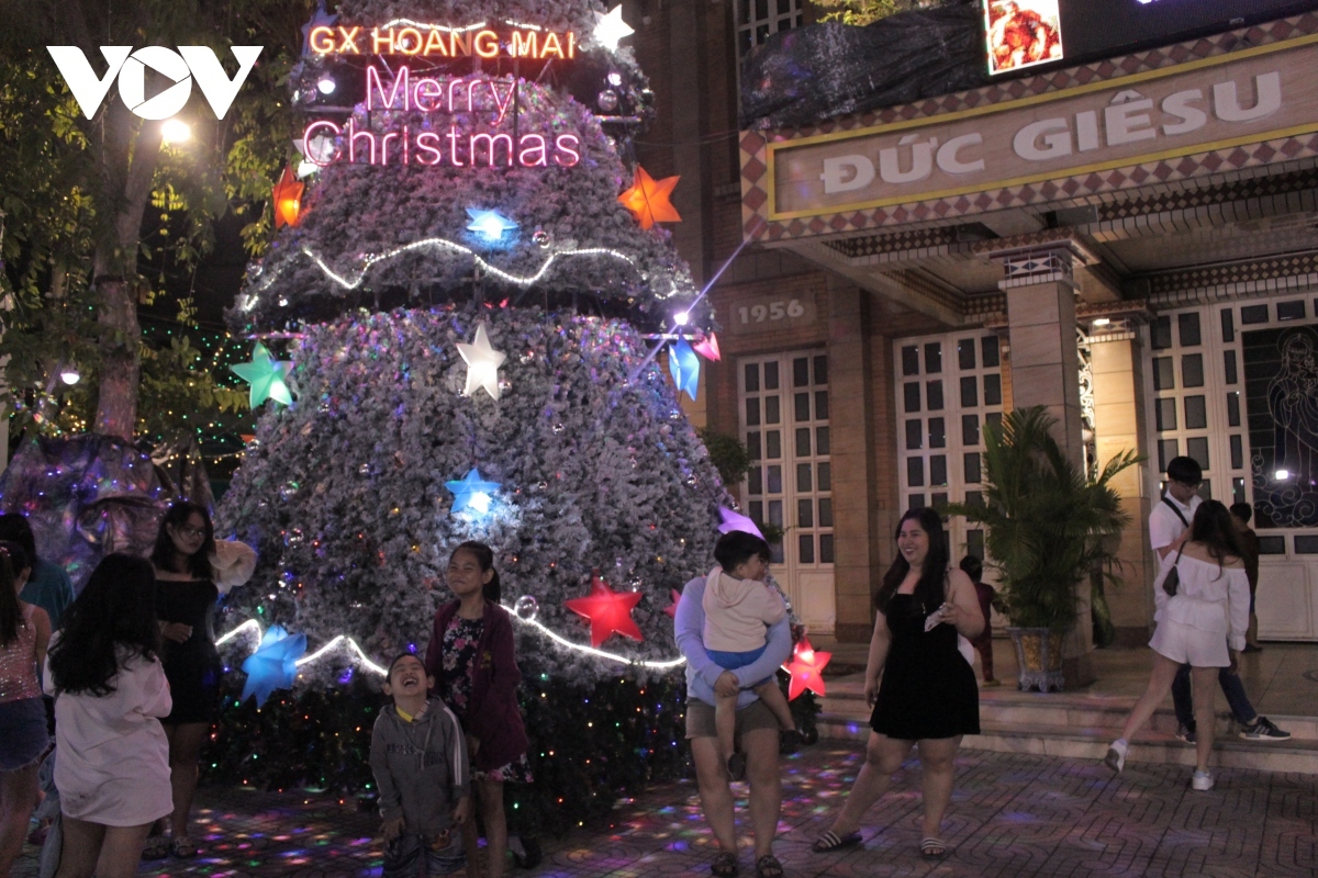 ho chi minh city glowing with christmas atmosphere picture 6
