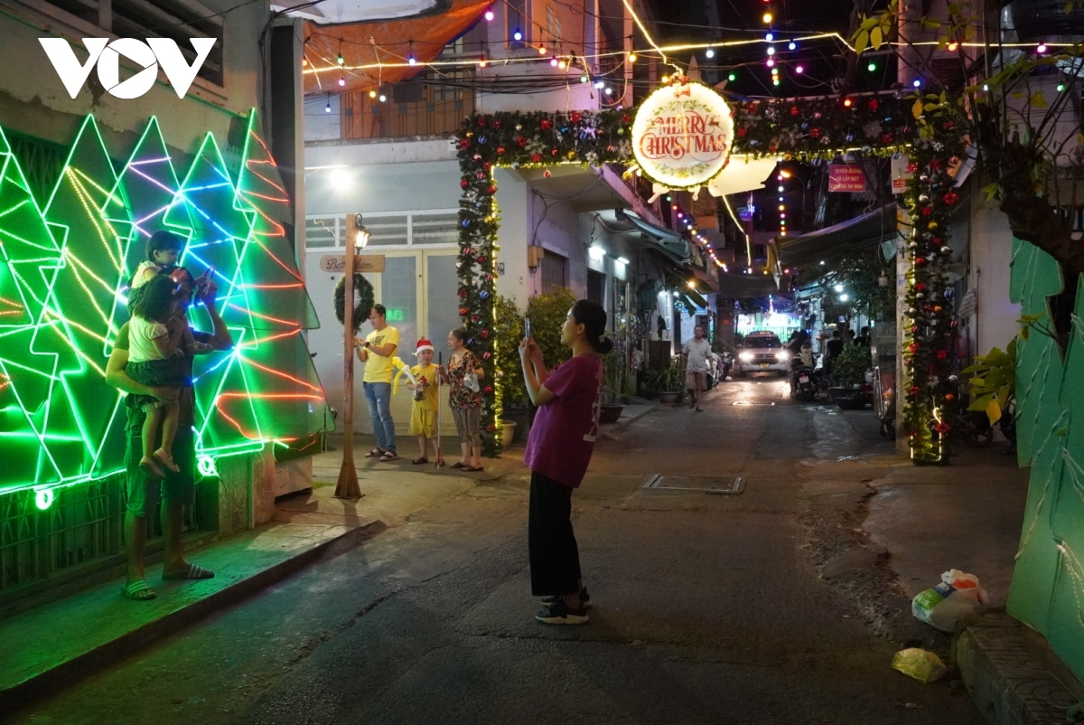 ho chi minh city glowing with christmas atmosphere picture 9