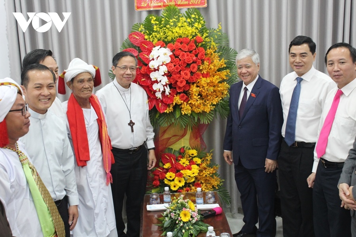 fatherland leader pays xmas visit to binh thuan picture 1