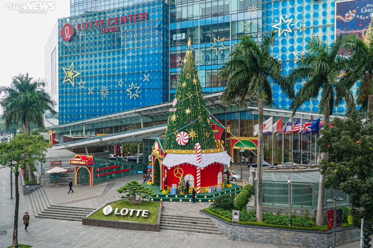 giant christmas trees brings festive cheer to hanoi streets picture 1