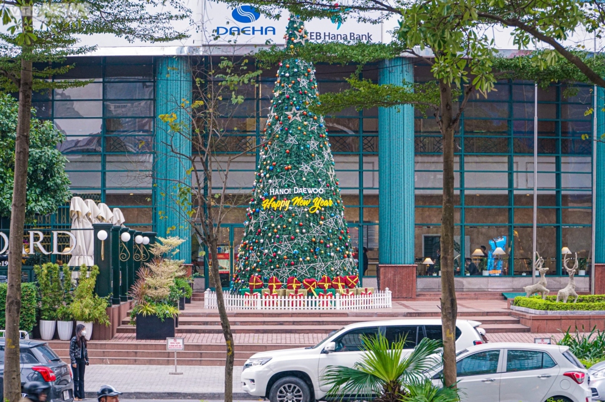 giant christmas trees brings festive cheer to hanoi streets picture 10