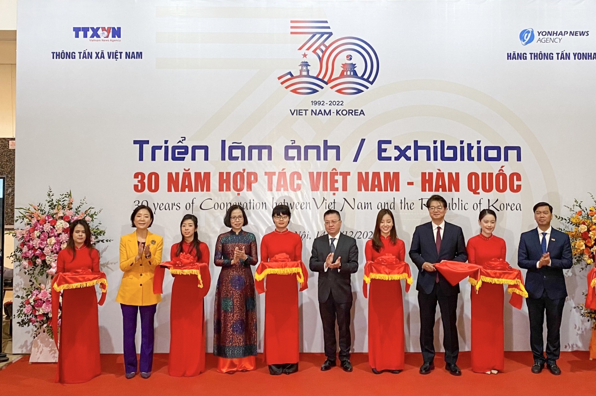 Khai mạc triển lãm ảnh 30 năm hợp tác Việt Nam – Hàn Quốc