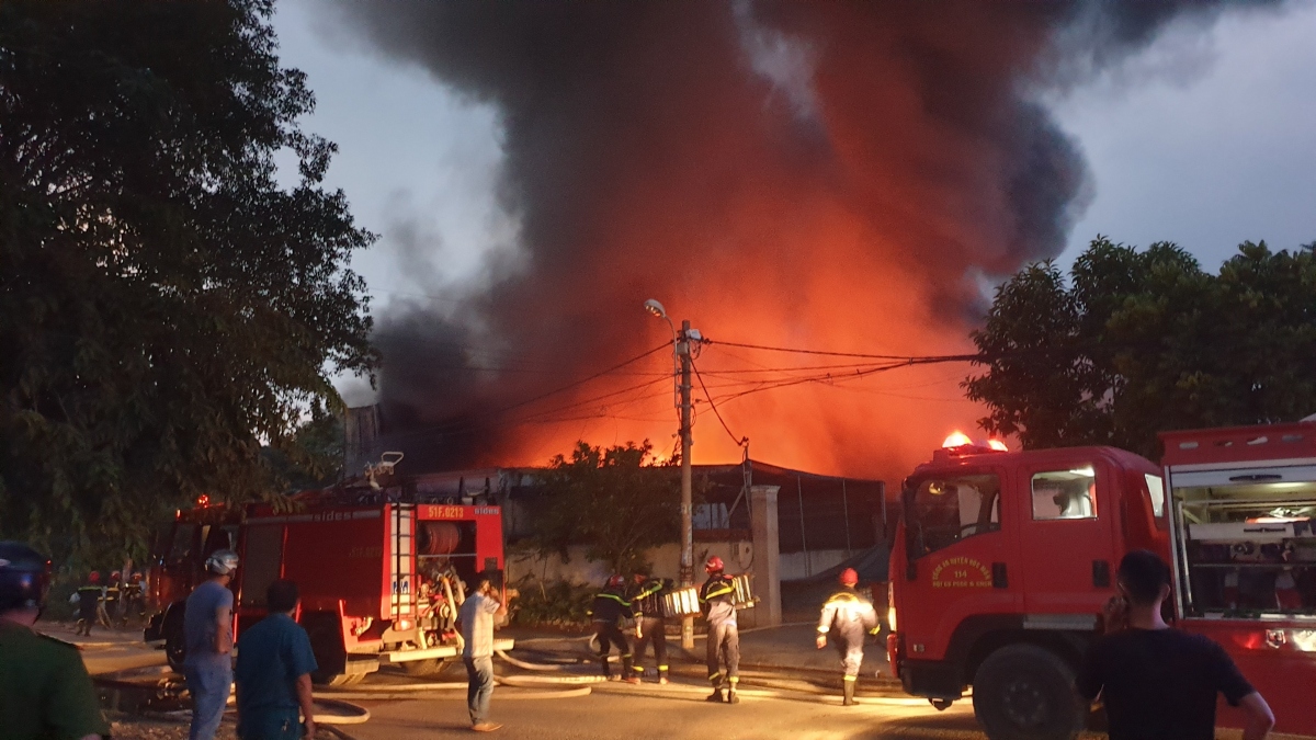Cháy lớn tại kho chứa hàng ở ngoại ô TP.HCM