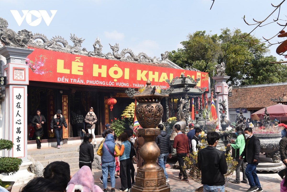 thousands of people eagerly flock to tran temple during tet picture 10