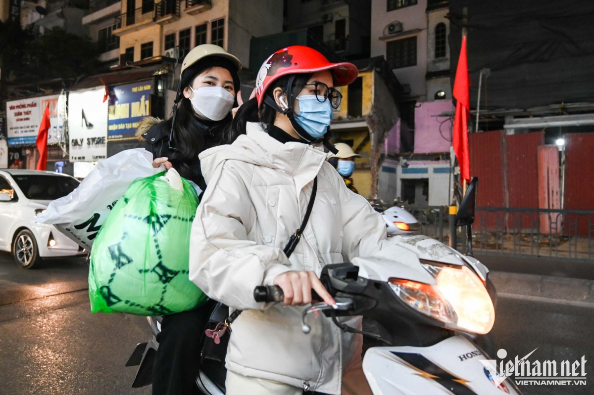 trông con trên vỉa hè chờ vợ chen chân mua quần áo giảm giá hình ảnh 11 trong con tren via he cho vo chen chan mua quan ao giam gia hinh anh 11