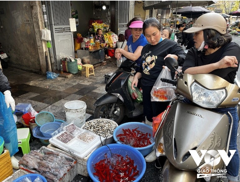 nguoi ha noi cung ong cong ong tao som hinh anh 12