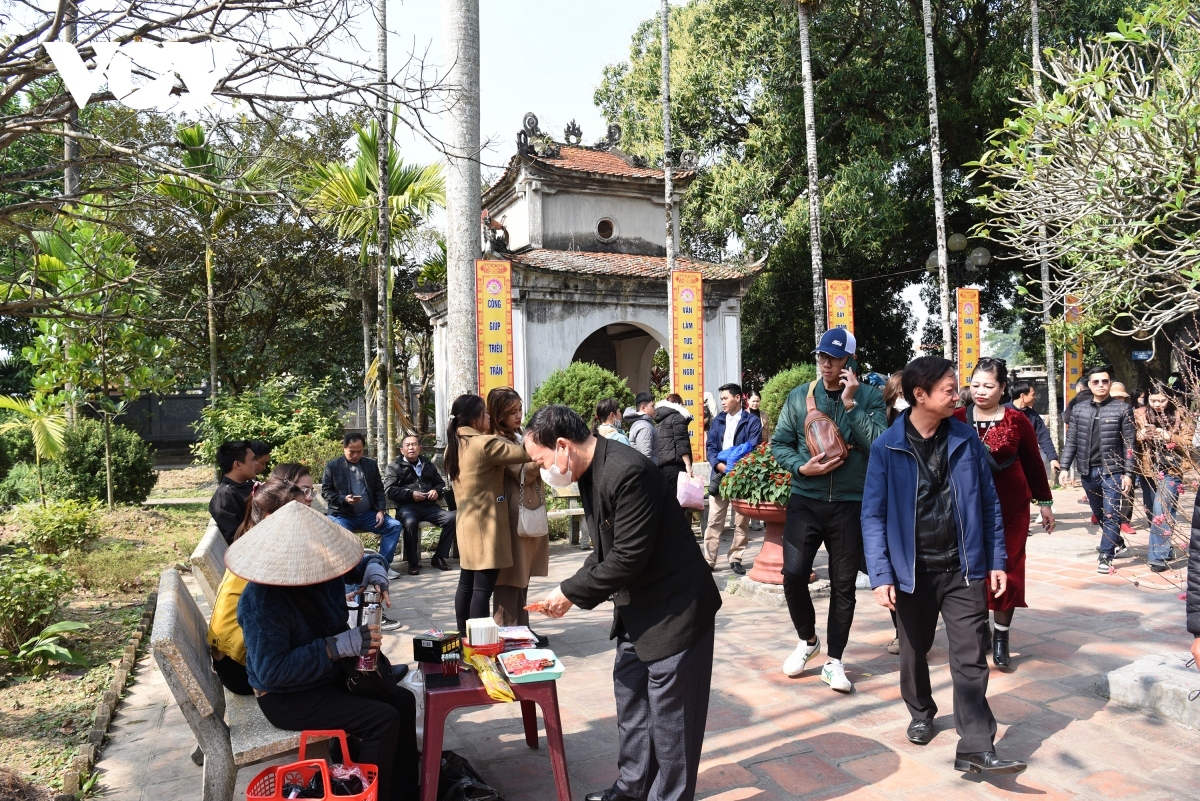 thousands of people eagerly flock to tran temple during tet picture 13