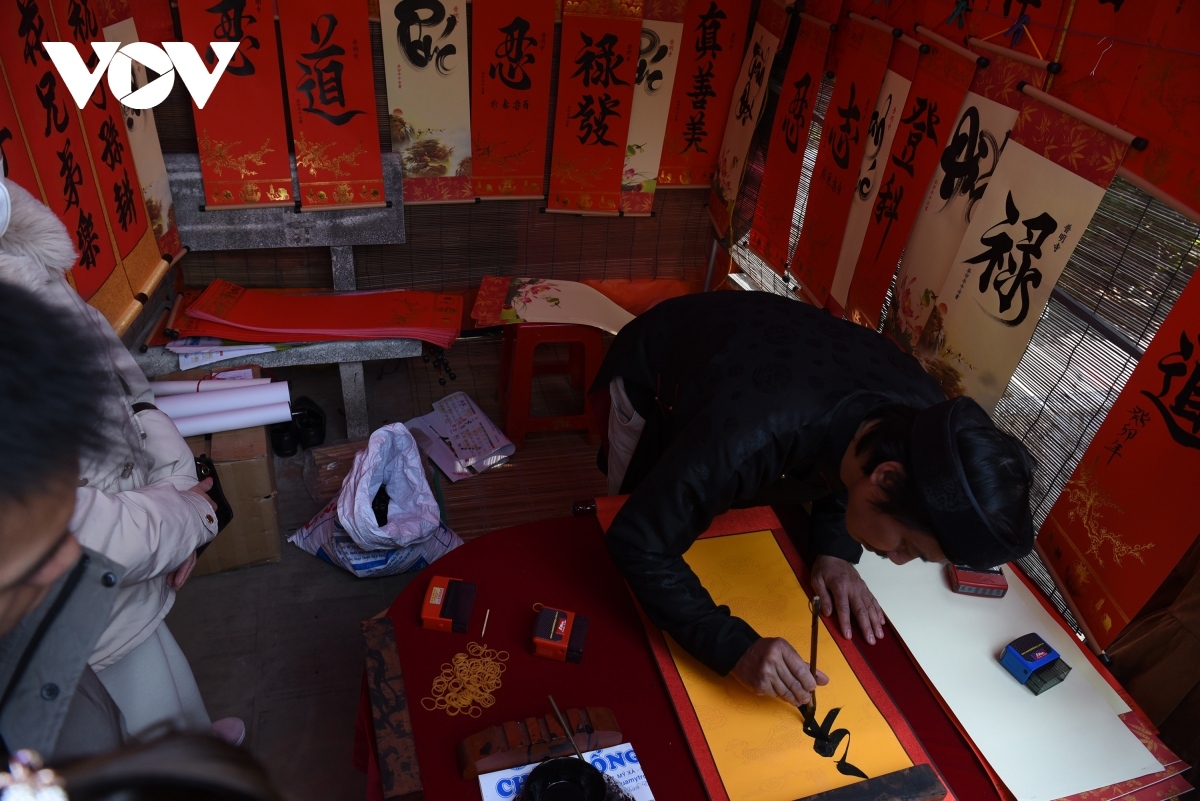 thousands of people eagerly flock to tran temple during tet picture 14