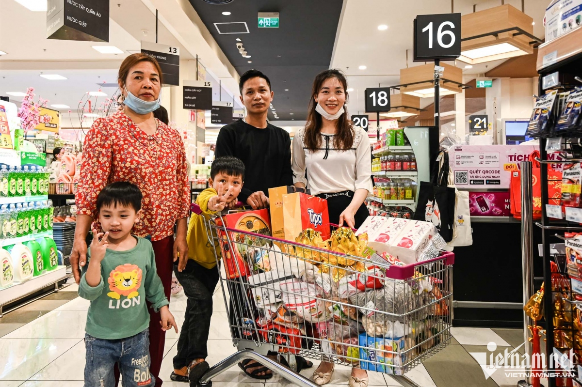 Biển” người tràn về siêu thị mua sắm trước kỳ nghỉ Tết Quý Mão
