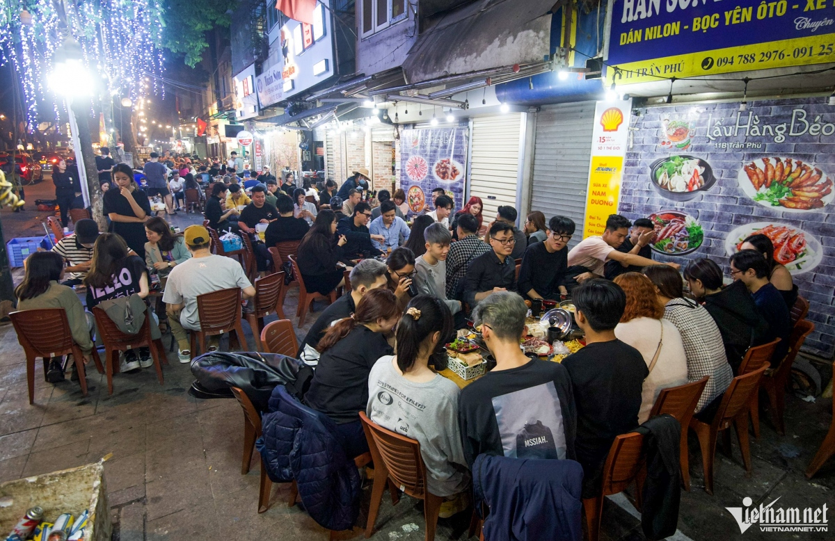 Các hàng quán ở Hà Nội đông kín khách ăn nhậu tất niên