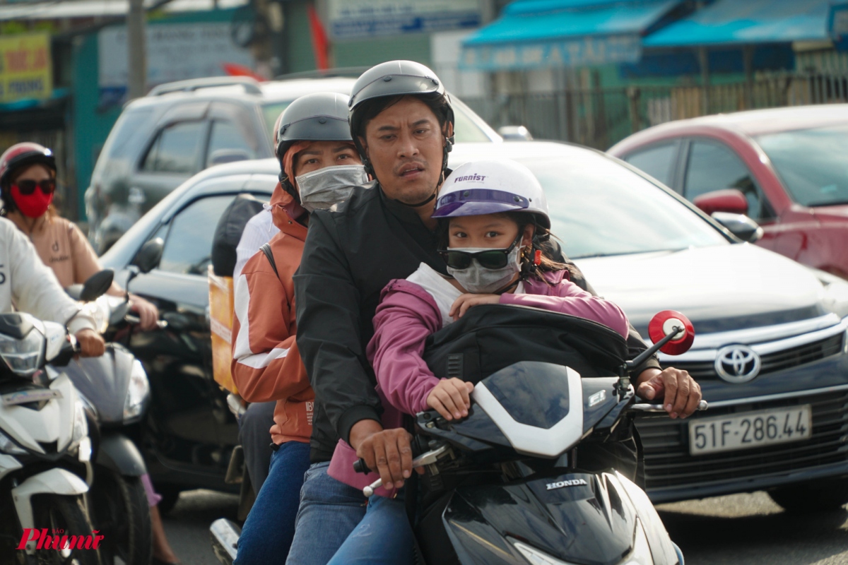 hcm city gateway remains clear as people head back to work picture 4