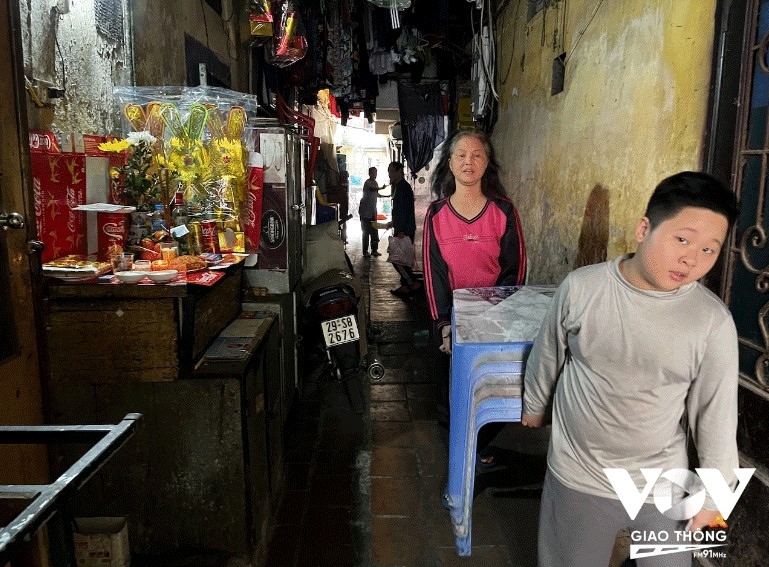 nguoi ha noi cung ong cong ong tao som hinh anh 2