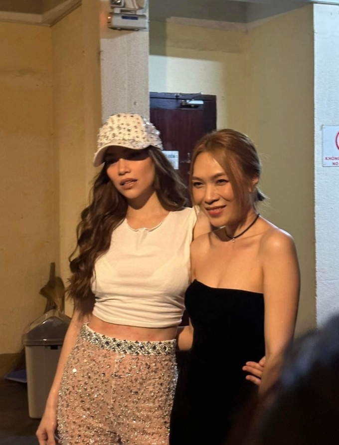 Chuyện showbiz 6/1: Mỹ Tâm thân thiết, âu yếm vuốt má Hồ Ngọc Hà