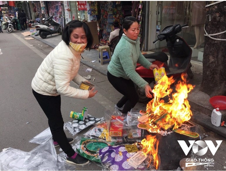 nguoi ha noi cung ong cong ong tao som hinh anh 5