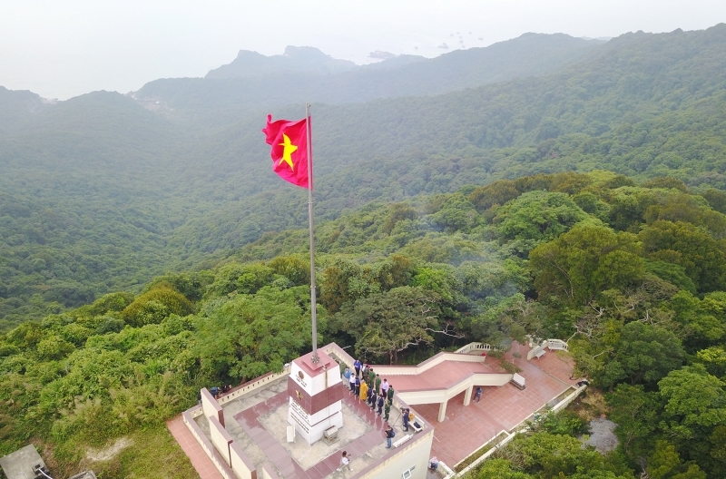 Người gác đèn biển trên đảo tiền tiêu Đông Bắc