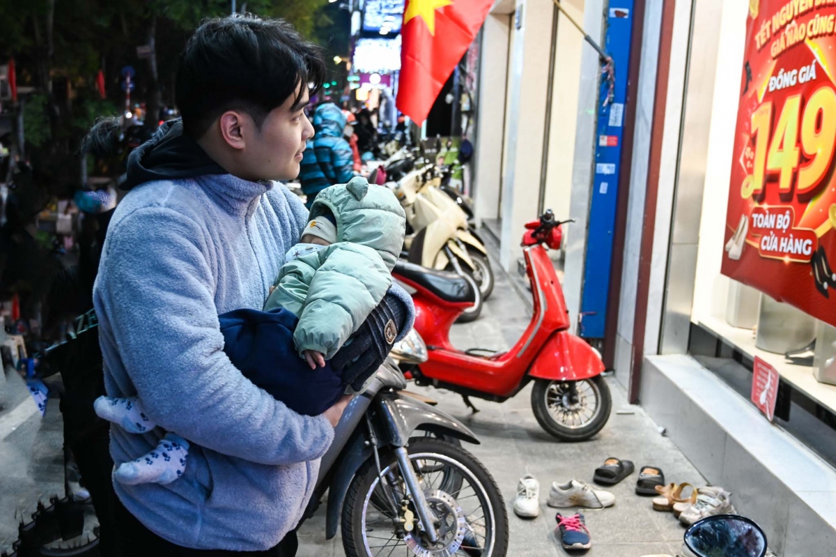 trông con trên vỉa hè chờ vợ chen chân mua quần áo giảm giá hình ảnh 6 trong con tren via he cho vo chen chan mua quan ao giam gia hinh anh 6