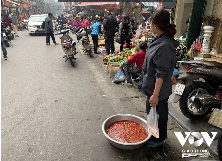 nguoi ha noi cung ong cong ong tao som hinh anh 8