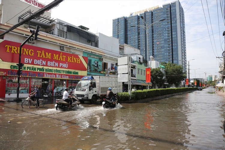 Người dân TP.HCM ‘kêu trời’ vì nước ngập lênh láng từ sáng sớm mùng 4 Tết