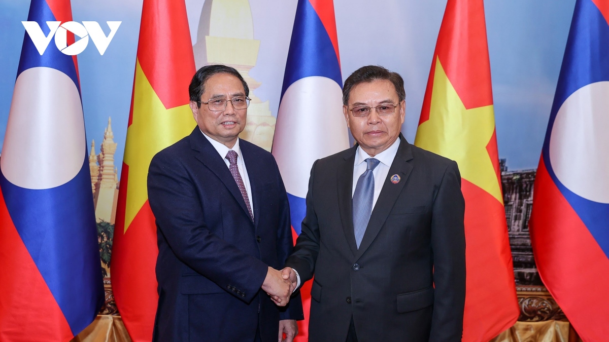 pm chinh meets party general secretary, president, and na chairman of laos picture 2
