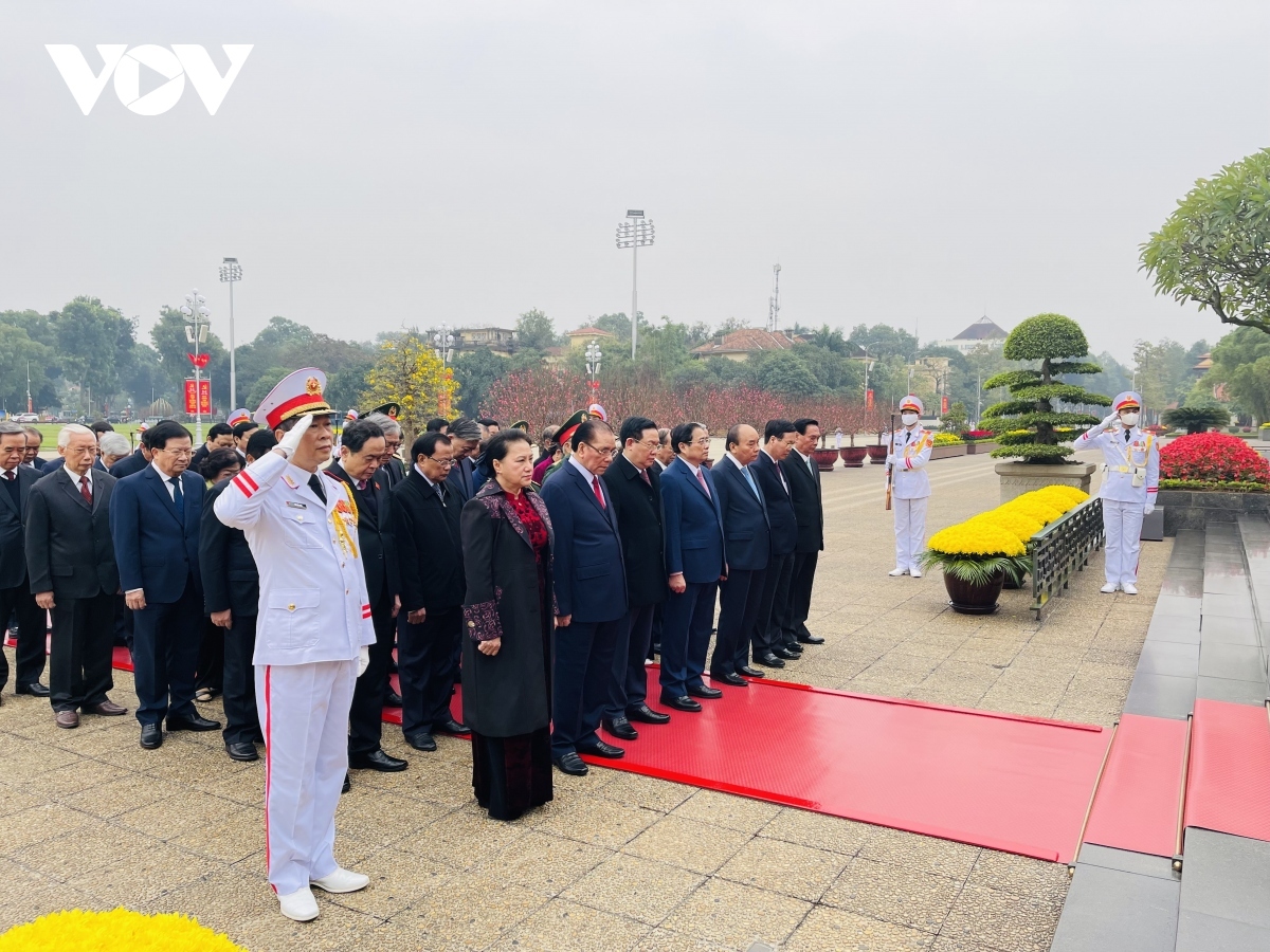 leaders pay tribute to president ho chi minh ahead of tet picture 1