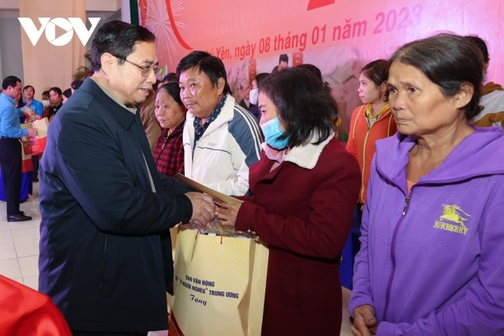 pm pays pre-tet visit to phu yen, presents gifts to workers picture 1