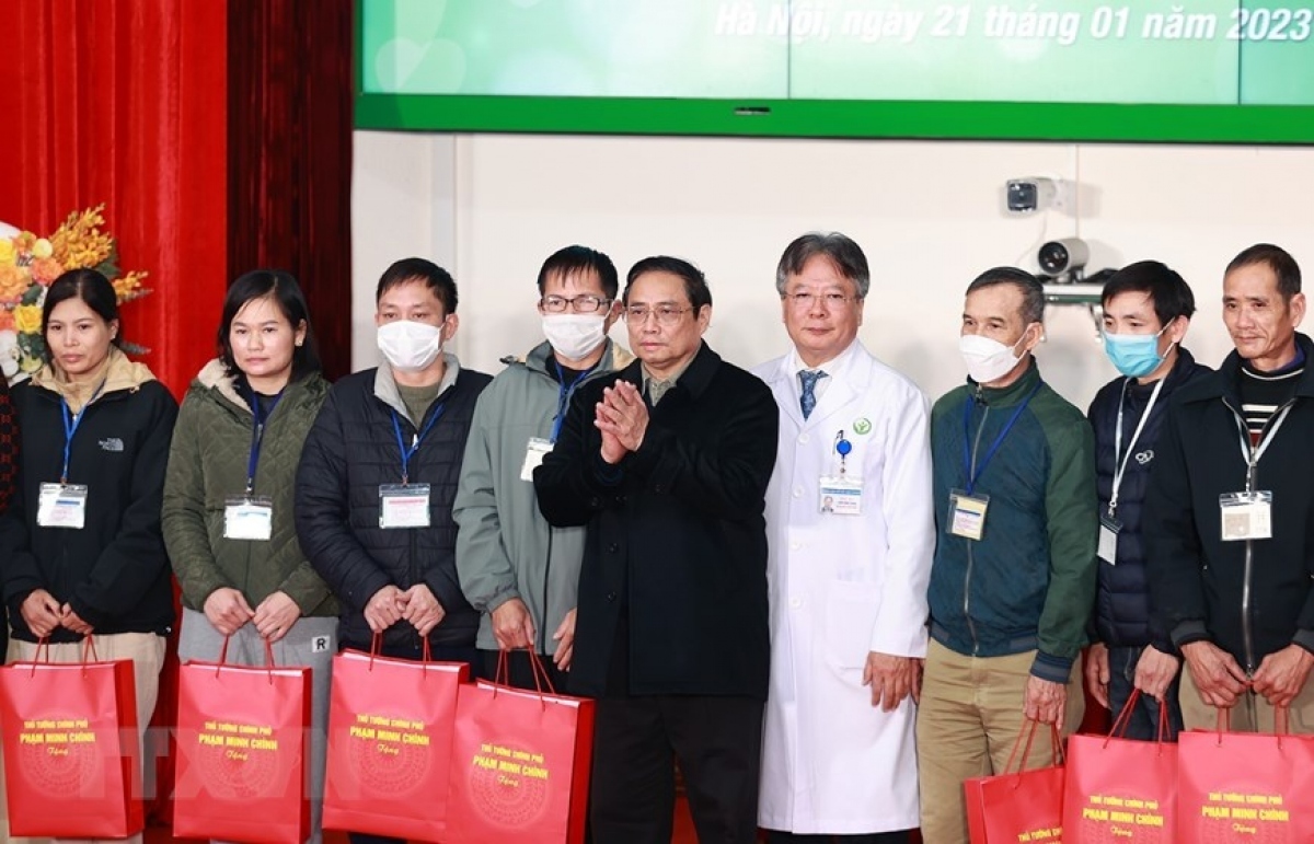 pm pays lunar new year s eve visit to doctors in hanoi picture 1
